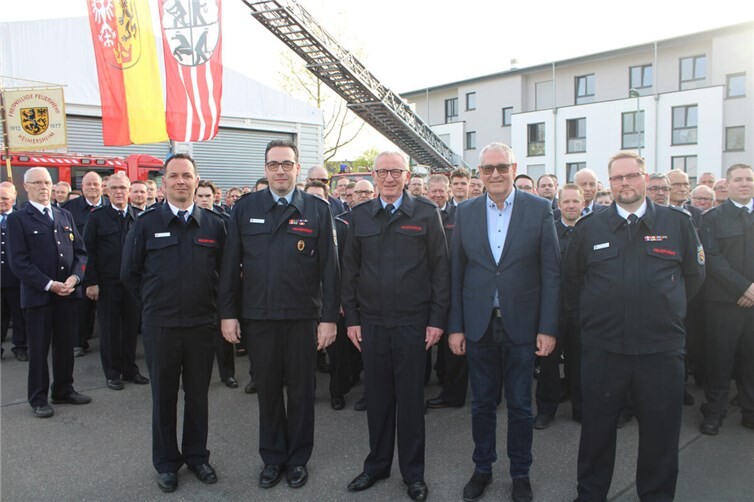 Mit einem großen Zapfenstreich wurden Bürgermeister Guido Orthen (Mitte) und der erste Beigeordnete Peter Diewald (2. von rechts), flankiert von Stadtwehrleiter Marcus Mandt (2. von links), Kay Burggraaff (links, stellv. Stadtwehrleiter) und Marius Halbach (rechts, stellv. Stadtwehrleiter) als Chefs der Feuerwehr Bad Neuenahr-Ahrweiler feierlich verabschiedet. Fotos: DU
