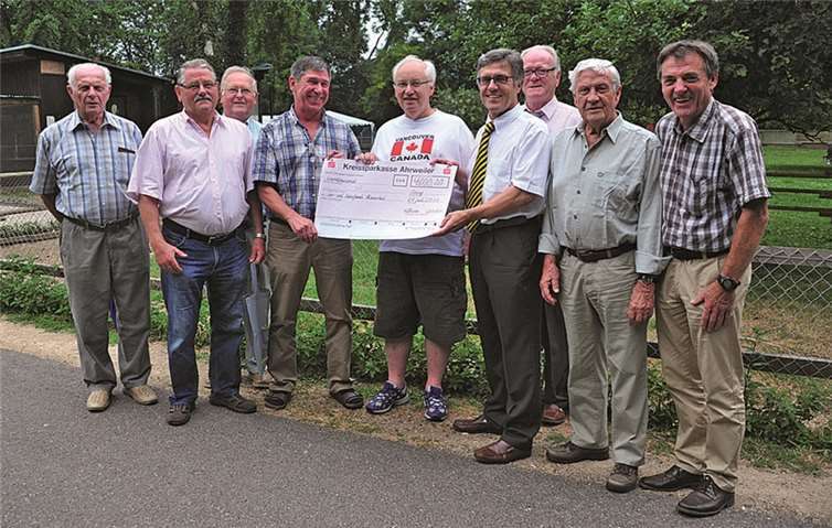 Mit einem großzügigen Scheck unterstützt die Jagdgenossenschaft Sinzig den Schwanenteich. RÜ