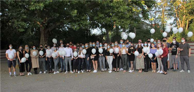 Mit einem halben Jahr Verspätung aufgrund der corona-bedingten Schließphase und der Auflagen konnten sich alle bei einer kleinen Feier noch einmal wiedersehen. Fotos: privat