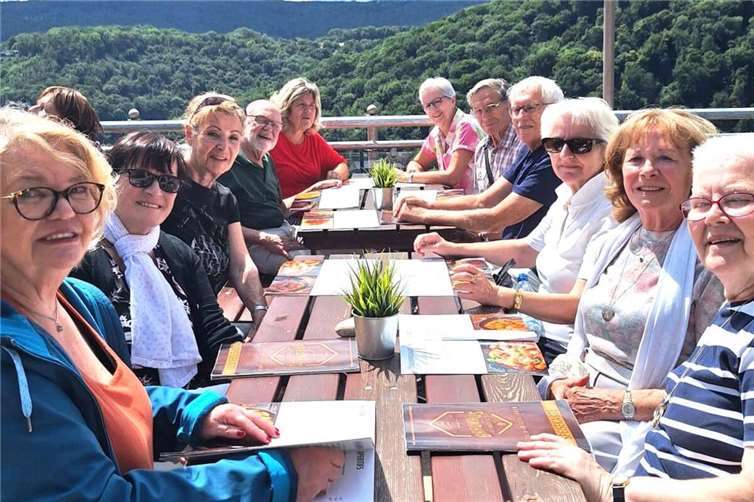 Mit einem herrlichen Blick auf Bad Ems genossen die Teilnehmer im Restaurant auf der Terrasse ein leckeres Mittagessen. Foto: Gudrun Kühne