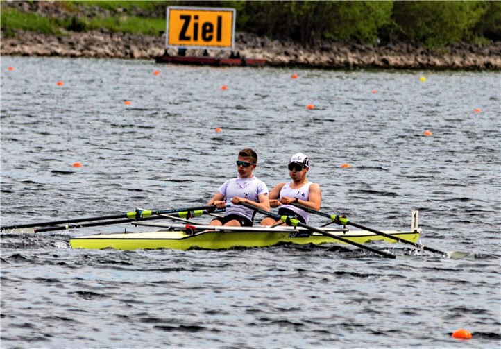Mit einem herzhaften Endspurt überquerte die Renngemeinschaft Treis- Karden und Trier mit (v.l.n.r.) Johann Kleis und Felix Diederichs als Erster die Ziellinie des B- Finals.Foto: Privat