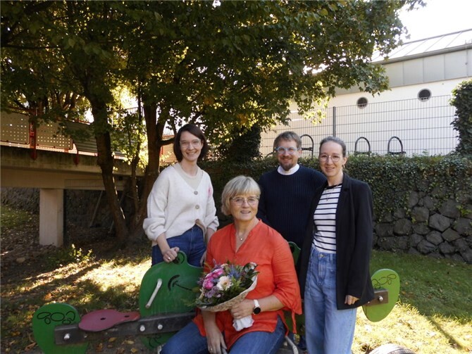 Mit einem herzlichen Applaus, vielen Umarmungen und zahlreichen persönlichen Worten wurde Frau Thiemann für ihre vier Jahrzehnte im Dienst der frühkindlichen Bildung geehrt.  Foto: privat