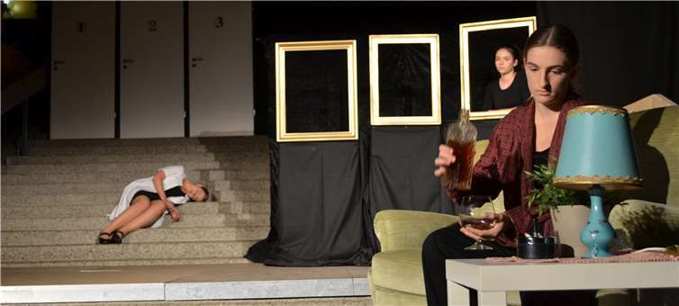 Mit einem ideenreichen Konzept überzeugten die jungen Darsteller des Theaterstücks. privat