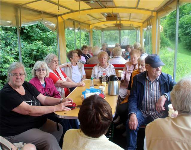 Erlebnisreiche Jahrestour begeisterte die Teilnehmer Mit einem kleinen Elektrozug fuhren die Reiseteilnehmer ein Stück auf der alten Bahnlinie. Die wurde ab 1800 zur Entlastung der Zugstrecke Berlin-Koblenz für das Militär gebaut. Daher bekam sie von der Bevölkerung den Namen „Kanonenbahn“.privat