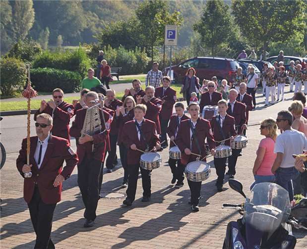 Mit einem kleinen Festzug, angeführt vom Spielmannszug Klotten, marschierte die Weinkönigin Christina I. mit Gästen ins Festzelt ein.