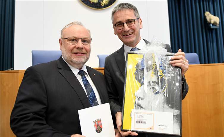 Mit einem kleinen Geschenk und einer Urkunde wurde der bisherige Bürgerbeauftragte des Landes Rheinland-Pfalz, Dieter Burgard (li.), im Landtag offiziell von Landtagspräsident Hendrik Hering verabschiedet. Landtag Rheinland-Pfalz/Andreas Linsenmann