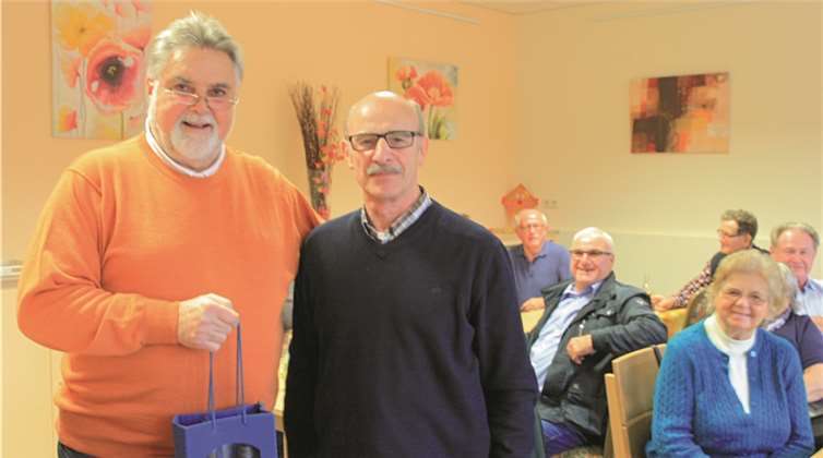 Mit einem kleinen Präsent und viel Applaus wurde Dr. Hans Reul verabschiedet.privat