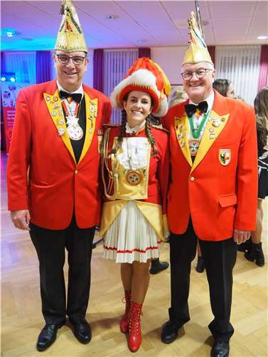 Mit einem kleinen Programm startete der Carneval-Club in den närrischen Abend, das vom vereinseigenen Tanzmariechen Chiara Ronja Blech mit einem kleinen Ausschnitt aus ihrem Bühnenprogramm, eröffnet wurde.