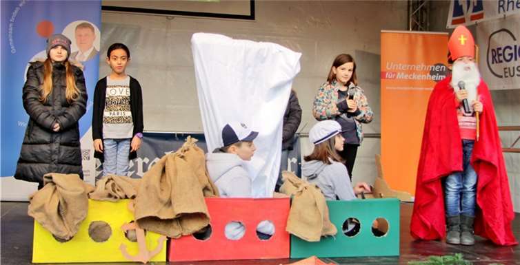 Mit einem kleinen Theaterstück erfreute die Evangelische Grundschule Meckenheim die Besucher des Weihnachtsmarktes.