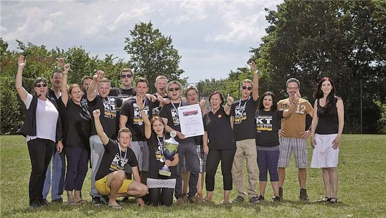 Mit einem knappen Vorsprung gingen schließlich der Titel „STAR Team - Top-Handels-Nachwuchs 2014“ sowie der Wanderpokal an das Team „KT-Angels“ von Kaiser’s Tengelmann. Auf Platz zwei kam die Mannschaft „Real Royal“ von Real SB-Warenhaus.Lebensmittel Praxis/Reinhard Rosendahl