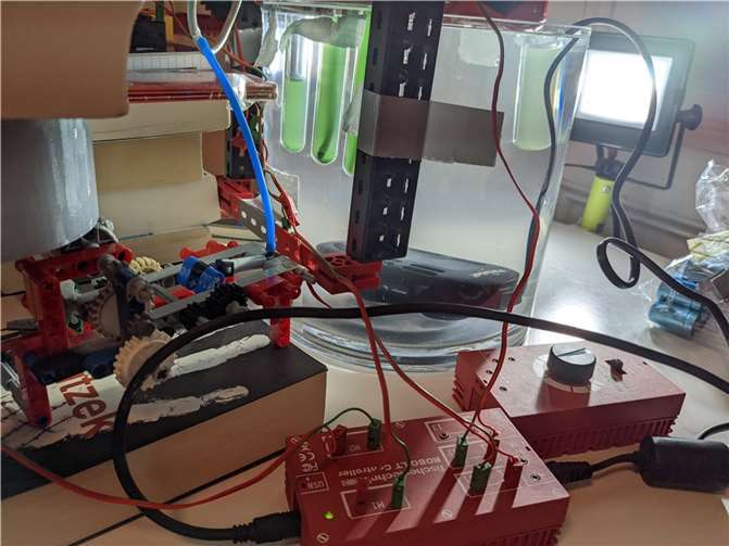 Mit einem komplexen Versuchsaufbau untersuchten Elisa und David die Wasserstoffproduktion von Cyanobakterien und wurden dafür mit einem zweiten Platz beim „Jugend forscht“-Landeswettbewerb belohnt.  Foto: privat