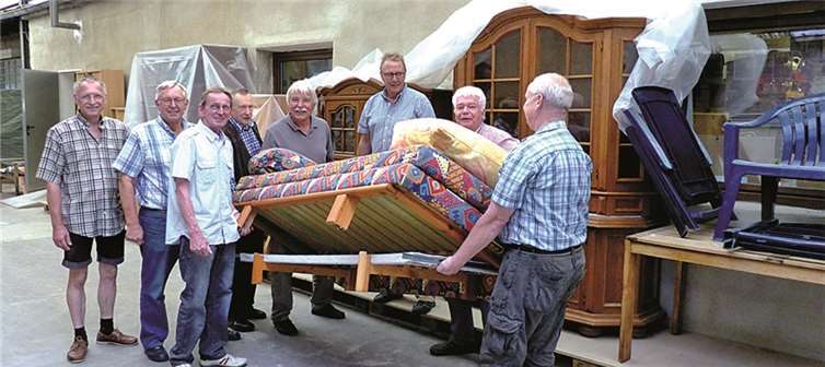 Mit einem kräftigen Hau Ruck trugen die Helfer des Möbellagers auch die schwere Couch leicht zum Kleintransporter.WM
