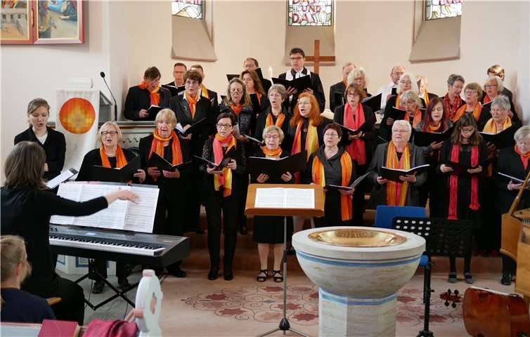 Mit einem kräftigen Laus Deo von John Leavitt eröffnete der evangelische Singkreis Linz unter der Leitung von Svetlana Winnekes am Sonntag den Festgottesdienst zum 125-jährigen Jubiläum des Chors.Foto: privat