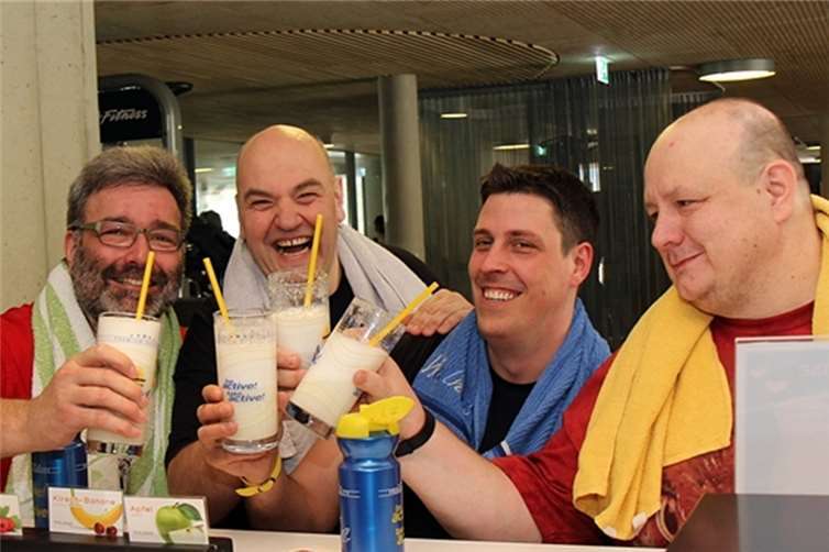 Mit einem leckeren Eiweißshake wird das Zwischenergebnis gefeiert – die Stimmung ist gut bei den Biggest Emsern. -WW- Willi Willig