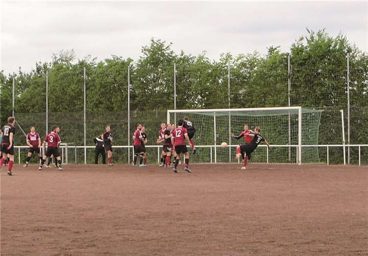 Mit einem leistungsgerechten Unentschieden verabschiedeten sich die Mannschaften aus Buschhoven und Merl von der altehrwürdigen Asche "Am Wiedring". privat
