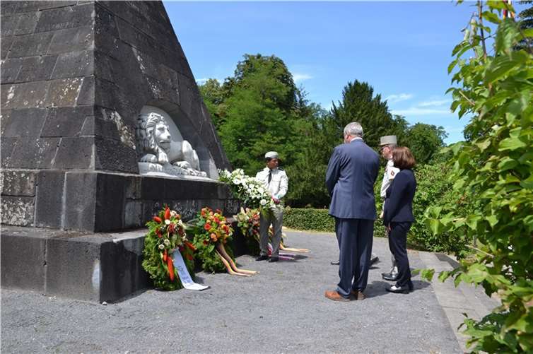Mit einem militärischen Apell und einer feierlichen Kranzniederlegung am Marceau-Denkmal würdigten die Ehrengäste die deutsch-französische Freundschaft.