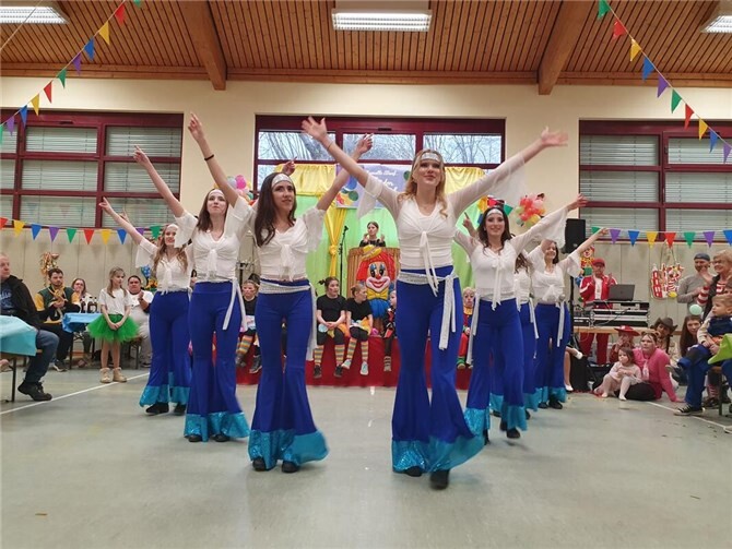 Mit einem mitreißenden Programm aus Tanz, Musik und Spielen feierten zahlreiche kleine und große Jecken einen gelungenen Auftakt in die närrische Zeit.