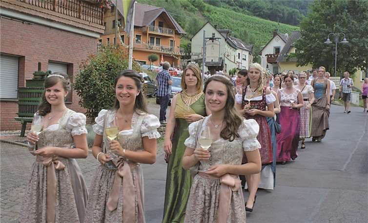 Mit einem musikalischen Festumzug wurden die neuen Majestäten zum Moselfestplatz begleitet.