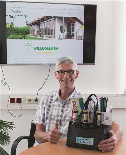 Mit einem originellen Dankeschön überraschte Ortsvorsteher Koffer unter anderem Agenturinhaber Reiner Friedsam für die Unterstützung bei der Realisierung der der neuen Frankener Homepage. Foto: FRIEDSAM. Werbeagentur