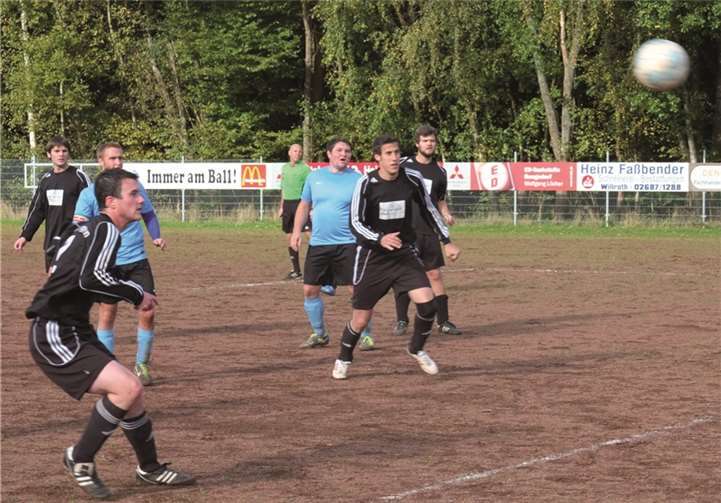 Mit einem platzierten Kopfballtreffer rettete Christian Leiendecker (Mitte) seinem Team den Punktgewinn gegen den CSV Neuwied.privat