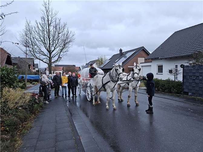 Mit einem prächtigen Pferdegespann fuhr der Nikolaus in einer Kutsche durch Altendorf und Ersdorf. Foto: privat