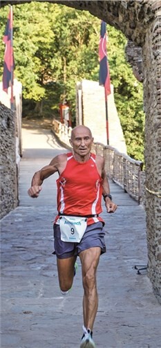 Mit einem regelmäßigen Training ist die Teilnahme am Berglauf auch für Ältere Erfolg versprechend.