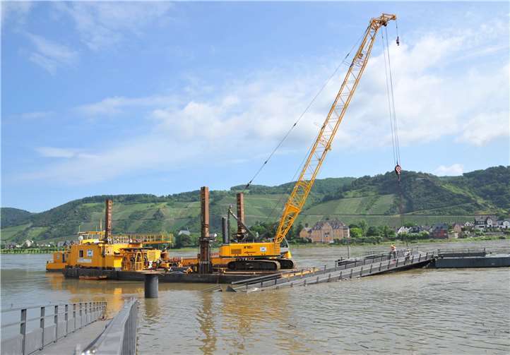 Mit einem riesigen Schwimmkran wurde der teilweise gesunkene Geysir-Schiffsanleger am Namedyer Werth geborgen. Fotos: : Stadt Andernach/Maurer