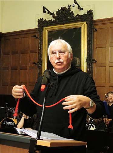 Mit einem roten Faden demonstrierte Stanislaus Klemm zauberhaft, wie sich die meisten Probleme von alleine lösen.