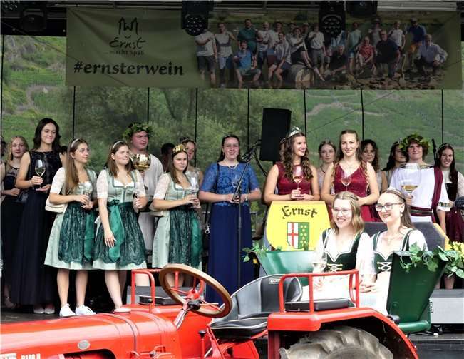 Mit einem roten Oldtimer-Traktor wurden die neuen Ernster Weinmajestäten zur Festbühne kutschiert. Fotos: TE