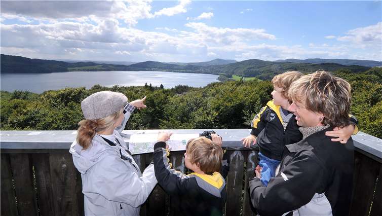 Mit einem sagenhaften Rundumblick vom Lydiaturm wird die Exkursion beginnen. Tourist-Info Vulkanregion Laacher See, Vollrath