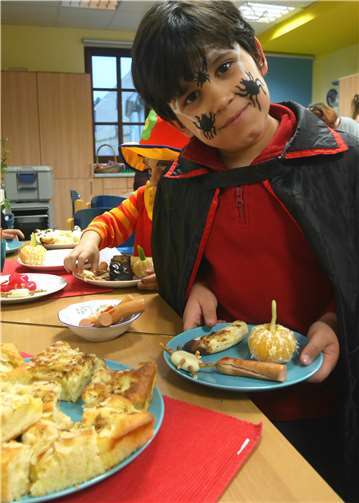 Mit einem schaurig-leckeren Büffet starteten die Kinder des Horts in den Halloweenabend. privat