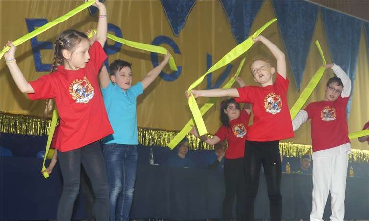 Mit einem schwungvollen Schlauchtanz konnten die Feuerwehr-Bambinis erfreuen.Fotos: TE