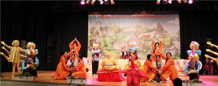 Mit einem schwungvollen Tanz nach Art „Bollywood“ und überaus phantasievollen Kostümen überraschten die Möhnen ihr Publikum.