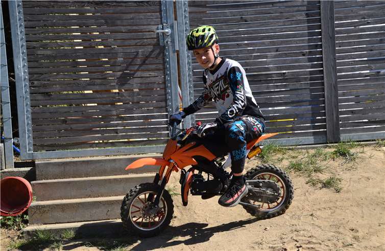 Mit einem selbst gebauten Parcours hat er im Garten weiter trainiert.