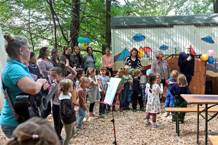 Mit einem selbst geschriebenen Lied begrüßten die Kinder der Kita Hönningen ihren neuen Bauwagen im Schul- und Kindergartenwald.