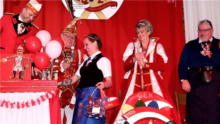 Mit einem silbernen Bierkranz, natürlich für Kölsch-Stängel, belohnte der Präsident das Erpeler Eigengewächs „Et Köbinche“.