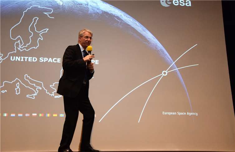 Mit einem spannenden Vortrag nahm Thomas Reiter die Gäste in der Mittelrheinhalle mit auf die Reise in den Weltraum.