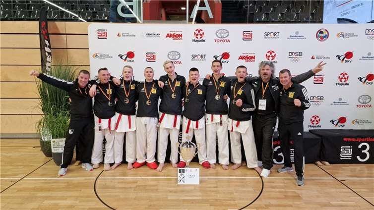 Mit einem spektakulären 3:0 Sieg schafften sie das Unglaubliche und verteidigten den Titel des deutschen Meisters aus dem Vorjahr. Quelle: KC Puderbach