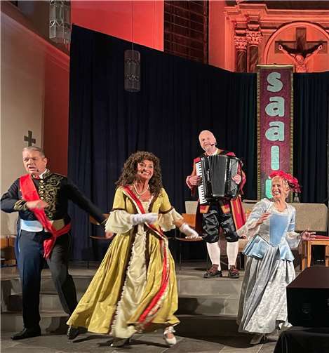 Mit einem spektakulären Singspiel feierte das Dorf Irlich im Rahmen seines 1000-jährigen Stadt- und des 90-jährigen kfd-Jubiläums seine Unabhängigkeit als Königreich.  Foto: privat