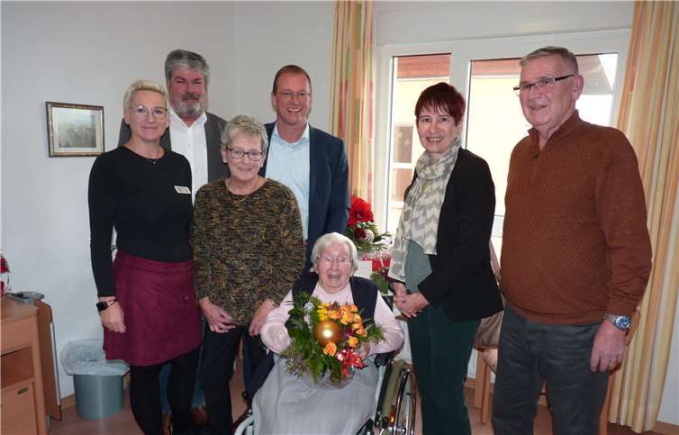 Mit einem strahlenden Lachen empfing die 100-jährige Ludgera Heilmann gemeinsam mit ihrer Tochter Christel Laux und deren Ehemann Willi sowie ihrer Enkelin und stellvertretenden Heimleiterin Nicole Fuchs die Gratulanten: Achim Grün (1. Beigeordneter der Stadt Mendig), VG-Bürgermeister Jörg Lempertz und die Kreisbeigeordnete Birgit Meyreis.Foto: FRE