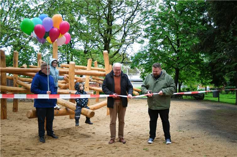 Mit einem symbolischen Banddurchschnitt wurde der neue Kinderspielplatz eröffnet.