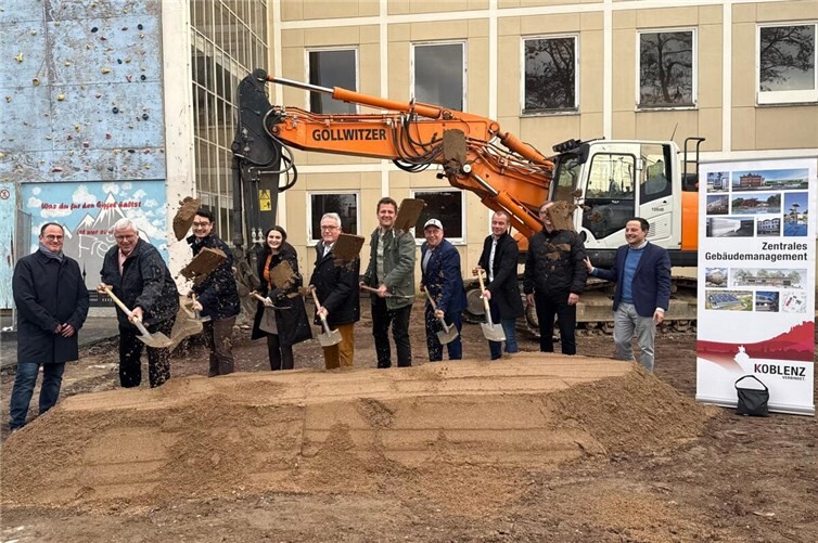 Mit einem symbolischen Spatenstich wurde der Baustart des 3-geschossigen Erweiterungsbaus der Clemens-Brentano-/Overberg Realschule plus eingeläutet. Foto: Stadt Koblenz/ Julian Häuser
