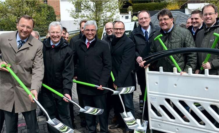 Mit einem symbolischen ersten Spatenstich gaben Innenminister Roger Lewentz, Landrat Frank Puchtler und die Bürgermeister der Verbandsgemeinde beziehungsweise der Stadt Lahnstein den offiziellen Startschuss für den praktischen Teil des Ausbaus des Breitbandnetzes im Rhein-Lahn-Kreis.privat