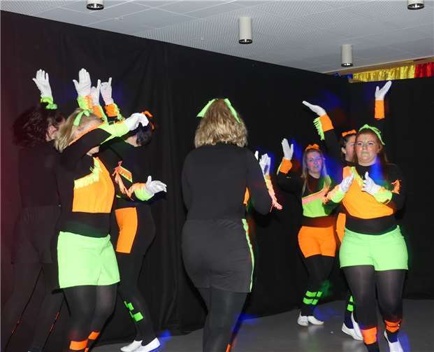 Mit einem tollen Neopops-Tanz unter Schwarzlicht konnte die Tanzgruppe Faid erfreuen.