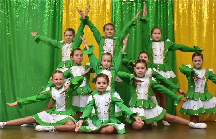 Mit einem tollen Schlussbild beendeten die Minis ihren Tanz.