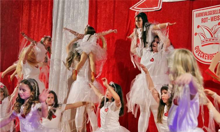 Mit einem tollen „gespenstischen“ Show-Tanz begeisterten die Sunshine-Kids der KG Queckenberg.