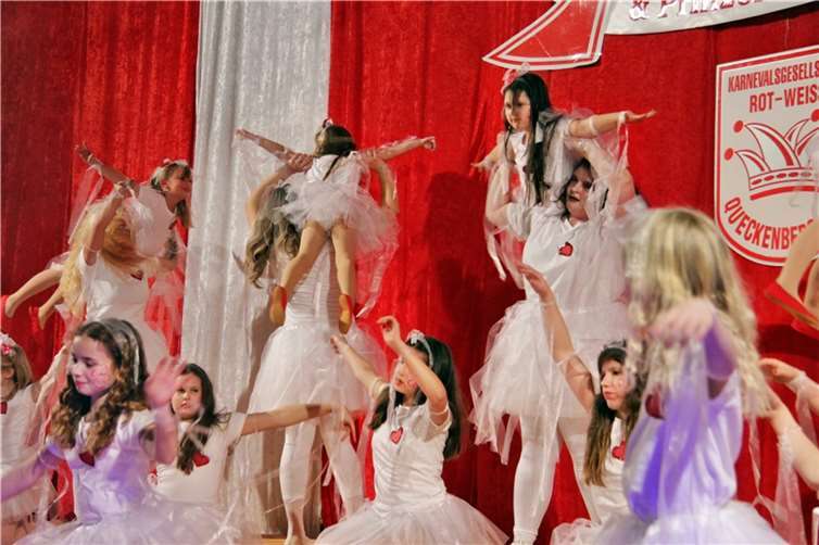 Mit einem tollen „gespenstischen“ Show-Tanz begeisterten die Sunshine-Kids der KG Queckenberg.