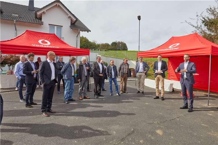 Mit einem traditionellen Spatenstich feierten die Projektbeteiligten von Glasfaser Montabaur, Vodafone Deutschland und Verbandsgemeinde Montabaur den Baubeginn.Foto: VG Montabaur / Olaf Nitz