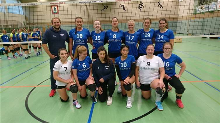Mit einem überzeugenden Doppelerfolg starten die 1. Damenmannschaft der Westerwald Volleys in die Saison. Vordere Reihe v.l.n.r.: Vivien Lehnhäuser, Jana Wilberz, Maren Zampino, Petchara Hemprayoon, Susanne Dommermuth, Emely Opper; hinter Reihe v.l.n.r.: Simon Krippes (Trainer), Ricarda Billerbeck, Sarah Wilberz, Luisa De Sa Santos, Laura Heibel, Daniela Pfeiffer, Ann-Kathrin Horoba. Es fehlen: Pauline Gelhard, Judith Kloft, Marie Kuch.Fotos: privat