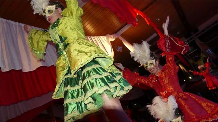 Mit einem venezianischen Maskenball begeisterten insgesamt 21 Tanz-Mädels vom TV Cochem.